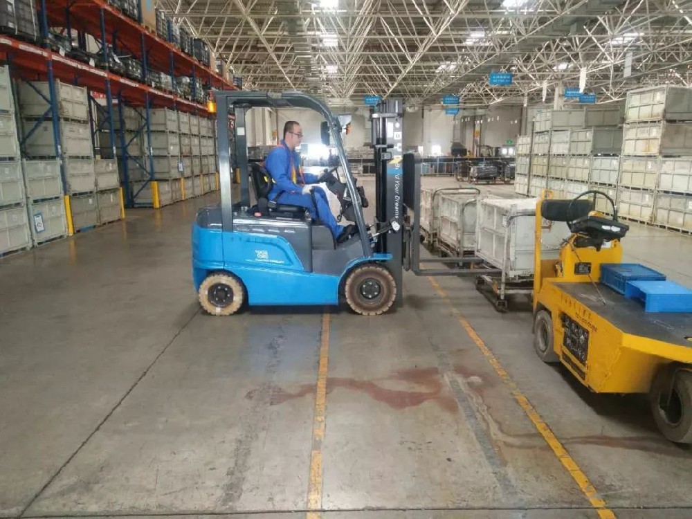 比亞迪叉車應用汽車制造業實況